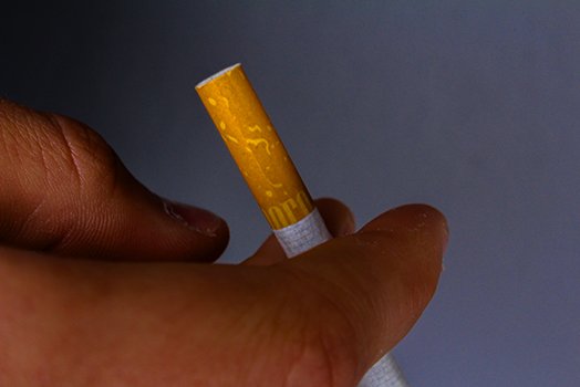Main tenant une cigarette