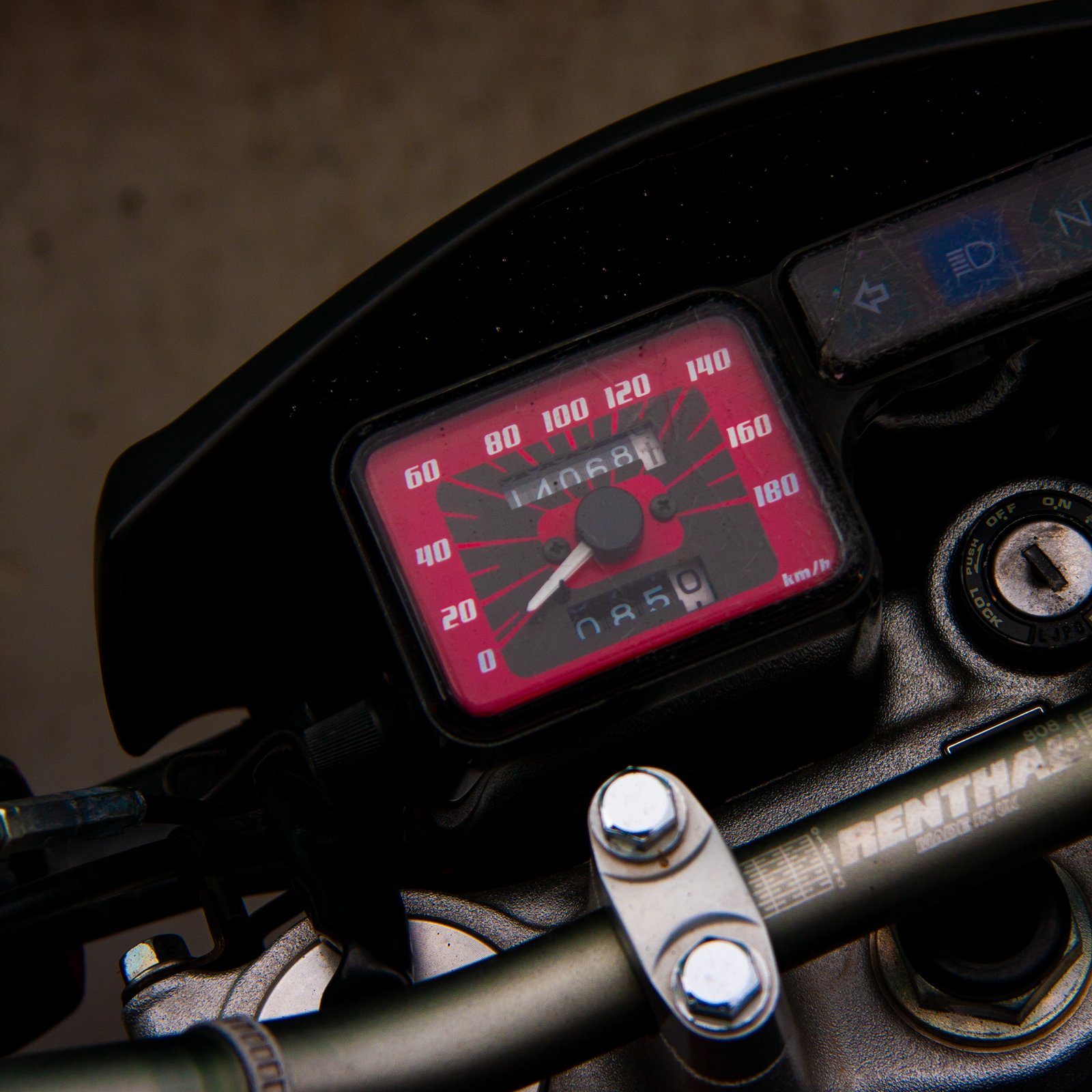 Compteur de moto en gros plan